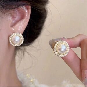 NWT Elegant Pearl Stud Earrings
